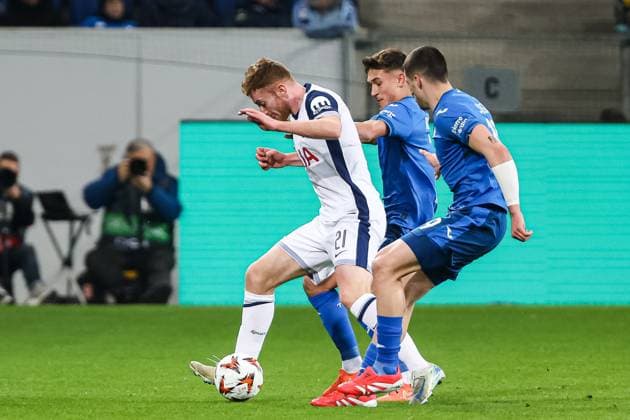 Kulusevski Dejan (Tottenham Hotspur 21) vs David Jurasek (TSG 1899 Hoffenheim, 19), Tom Bischof (TSG 1899 Hoffenheim, 07) GER, TSG 1899 Hoffenheim vs Tottenham Hotspur, Fussball, UEFA Europa League, 7. Spieltag, Saison 2024 2025, 23.01.2025 DFL REGULATIONS PROHIBIT ANY USE OF PHOTOGRAPHS AS IMAGE SEQUENCES AND OR QUASI-VIDEO GER, TSG 1899 Hoffenheim vs Tottenham Hotspur, Fussball, UEFA Europa League, 7. Spieltag, Saison 2024 2025, 23.01.2025 Sinsheim Copyright: xEibner-Pressefoto RogerxBuerkex EP_RBE