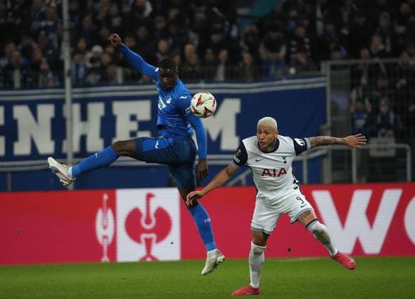 Europa League, TSG 1899 Hoffenheim vs Tottenham Hotspur 23.01.2025, PreZero-Arena, Sinsheim, Europa League, TSG 1899 Hoffenheim vs Tottenham Hotspur , im Bild Stanley Nsoki (Hoffenheim), Richarlison (Tottenham)