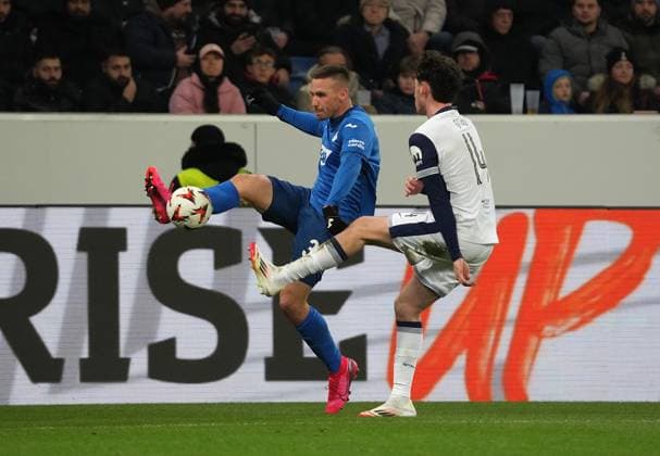 Europa League, TSG 1899 Hoffenheim vs Tottenham Hotspur 23.01.2025, PreZero-Arena, Sinsheim, Europa League, TSG 1899 Hoffenheim vs Tottenham Hotspur , im Bild Pavel Kaderabek (Hoffenheim), Archie Gray (Tottenham)