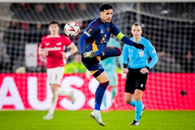 2025-01-23 AZ v AS Roma - UEFA Europa League 2024 25 League Phase MD7 ALKMAAR, NETHERLANDS - JANUARY 23: Leandro Paredes of AS Roma passes the ball during the UEFA Europa League 2024 25 League Phase MD7 match between AZ and AS Roma at AFAS Stadion on January 23, 2025 in Alkmaar, Netherlands. Alkmaar AFAS Stadion Netherlands Content not available for redistribution in The Netherlands directly or indirectly through any third parties. Copyright: xEdxvanxdexPolx