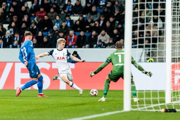 UEFA Europa League: TSG 1899 Hoffenheim - Tottenham Hotspur; 23.01.2025 Zweikampf Adam Hlozek (TSG 1899 Hoffenheim, 23), Lucas Bergvall (Tottenham Hotspur, 15), Oliver Baumann (TSG 1899 Hoffenheim, 1) UEFA Europa League: TSG 1899 Hoffenheim - Tottenham Hotspur, Sinsheim, PreZero Arena am 23.01.2025 Copyright: xBEAUTIFULxSPORTS Wunderlx