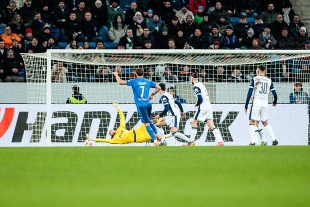 UEFA Europa League: TSG 1899 Hoffenheim - Tottenham Hotspur; 23.01.2025 Brandon Austin (Tottenham Hotspur, 40) wehrt den Torschuss von Tom Bischof (TSG 1899 Hoffenheim, 7) ab UEFA Europa League: TSG 1899 Hoffenheim - Tottenham Hotspur, Sinsheim, PreZero Arena am 23.01.2025 Copyright: xBEAUTIFULxSPORTS Wunderlx