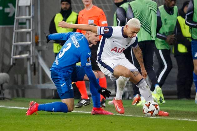 Pavel Kaderabek (TSG Hoffenheim, 03) und Richarlison (Tottenham Hotspur, 09) im Zweikampf , Fussball, UEFA Europa League, 7. Spieltag, 2024 2025, TSG Hoffenheim vs. Tottenham Hotspur, 23.01.2025, Rhein-Neckar-Arena, Sinsheim, Deutschland Sinsheim Rhein-Neckar-Arena Baden-Württemberg Deutschland Copyright: xGrantxHubbsx