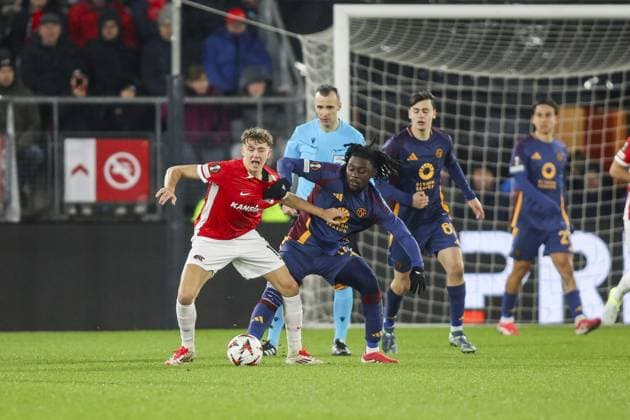 ALKMAAR - 23-01-2025, AFAS Stadium. UEFA Europa League, season 2024 2025, AZ player Sven Mijnans and AS Roma player Manu Kone during the match AZ - AS Roma. AZ - AS Roma  x27527082x Copyright: