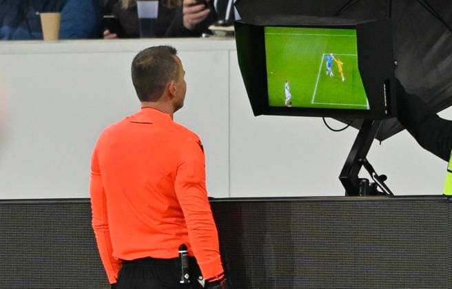 Schiedsrichter Referee Morten Krogh (DEN) nimmt einen Elfmeter, Strafstoss nach VAR, Video-Assistent, Videobeweis, Videoschiedsrichter Video Assistent Referee nach Foul von Torwart Brandon Austin Tottenham Hotspur Spurs (40) zurueck und zieht gelbe Karte gelb Verwarnung zurueck TSG 1899 Hoffenheim vs Tottenham Hotspur Spurs 23.01.2025 DFL REGULATIONS PROHIBIT ANY USE OF PHOTOGRAPHS AS IMAGE SEQUENCES AND OR QUASI-VIDEO TSG 1899 Hoffenheim vs Tottenham Hotspur