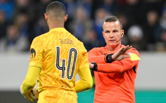 Schiedsrichter Referee Morten Krogh (DEN) nimmt einen Elfmeter, Strafstoss nach VAR, Video-Assistent, Videobeweis, Videoschiedsrichter Video Assistent Referee nach Foul von Torwart Brandon Austin Tottenham Hotspur Spurs (40) zurueck und zieht gelbe Karte gelb Verwarnung zurueck TSG 1899 Hoffenheim vs Tottenham Hotspur Spurs 23.01.2025 DFL REGULATIONS PROHIBIT ANY USE OF PHOTOGRAPHS AS IMAGE SEQUENCES AND OR QUASI-VIDEO TSG 1899 Hoffenheim vs Tottenham Hotspur