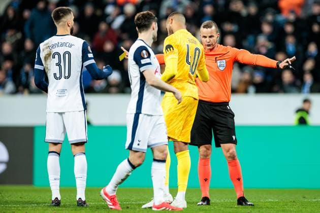 UEFA Europa League: TSG 1899 Hoffenheim - Tottenham Hotspur; 23.01.2025 Schiedsrichter Morten Krogh (DEN) nimmt die Gelbe Karte gegen Brandon Austin (Tottenham Hotspur, 40) zurück UEFA Europa League: TSG 1899 Hoffenheim - Tottenham Hotspur, Sinsheim, PreZero Arena am 23.01.2025 Copyright: xBEAUTIFULxSPORTS Wunderlx