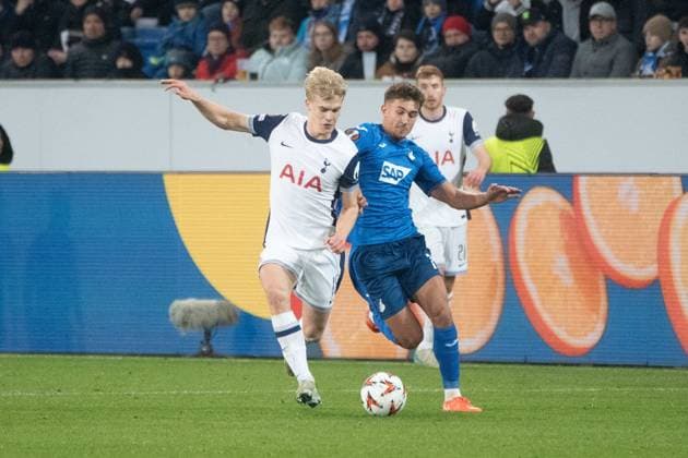 23.01.2025, xhfmx, Fussball UEFA Europa League, TSG 1899 Hoffenheim - Tottenham Hotspur emspor, v.l. Lucas Bergvall (Tottenham Hotspurs) im Zweikampf mit Tom Bischof (TSG 1899 Hoffenheim) (DFL DFB REGULATIONS PROHIBIT ANY USE OF PHOTOGRAPHS as IMAGE SEQUENCES and or QUASI-VIDEO) Sinsheim