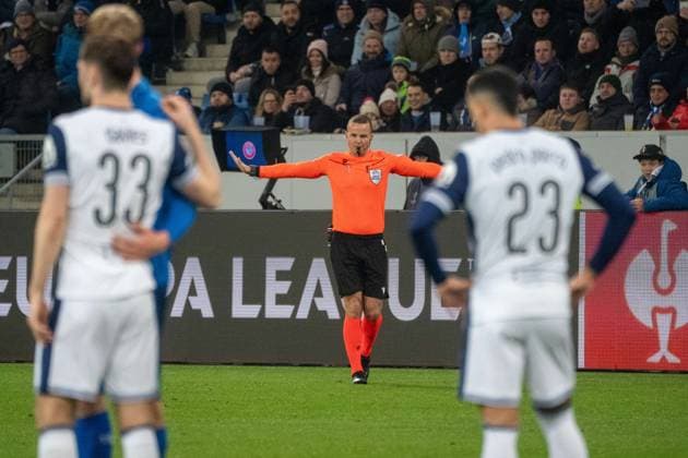 23.01.2025, xhfmx, Fussball UEFA Europa League, TSG 1899 Hoffenheim - Tottenham Hotspur emspor, Nach Videobeweis nimmt Schiedsrichter Morten Krogh den Elfmeter für Hoffenheim zurück. (DFL DFB REGULATIONS PROHIBIT ANY USE OF PHOTOGRAPHS as IMAGE SEQUENCES and or QUASI-VIDEO) Sinsheim