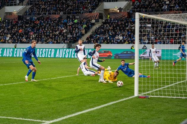 23.01.2025, xhfmx, Fussball UEFA Europa League, TSG 1899 Hoffenheim - Tottenham Hotspur emspor, Anton Stach (TSG 1899 Hoffenheim) erzielt das 1:2 und überwindet damit Brandon Austin (Tottenham Hotspurs) (DFL DFB REGULATIONS PROHIBIT ANY USE OF PHOTOGRAPHS as IMAGE SEQUENCES and or QUASI-VIDEO) Sinsheim