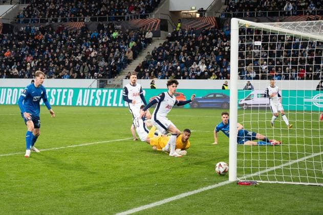23.01.2025, xhfmx, Fussball UEFA Europa League, TSG 1899 Hoffenheim - Tottenham Hotspur emspor, Anton Stach (TSG 1899 Hoffenheim) erzielt das 1:2 und überwindet damit Brandon Austin (Tottenham Hotspurs) (DFL DFB REGULATIONS PROHIBIT ANY USE OF PHOTOGRAPHS as IMAGE SEQUENCES and or QUASI-VIDEO) Sinsheim