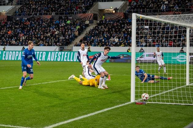 23.01.2025, xhfmx, Fussball UEFA Europa League, TSG 1899 Hoffenheim - Tottenham Hotspur emspor, Anton Stach (TSG 1899 Hoffenheim) erzielt das 1:2 und überwindet damit Brandon Austin (Tottenham Hotspurs) (DFL DFB REGULATIONS PROHIBIT ANY USE OF PHOTOGRAPHS as IMAGE SEQUENCES and or QUASI-VIDEO) Sinsheim