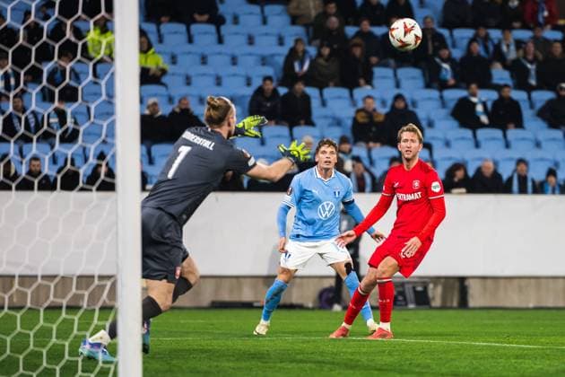 MALMO , 23-01-2025 , Malmo New stadium , season 2024 2025 , UEFA Europa league, Football. during the match Malmo - FC Twente, Jens Stryger Larsen of Malmo FF against FC Twente player Michel Vlap Malmo - Twente  x27527311x Copyright: