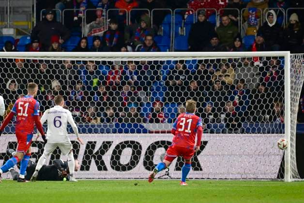 Viktoria Plzen v RSC Anderlecht - UEFA Europa League PLZEN, CZECH REPUBLIC - JANUARY 23 : Vasulin Daniel forward of Viktoria Pilsen, Coosemans Colin goalkeeper of RSC Anderlecht, Augustinsson Ludwig defender of RSC Anderlecht and Sulc Pavel midfielder of Viktoria Pilsen during the UEFA Europa League 2024 25 League Phase MD7 match between Viktoria Plzen and RSC Anderlecht on January 23, 2025 in Plzen, Czech Republic, 23 01 2025 Plzen Czech Republic  Copyright: xPeterxDexVoechtx