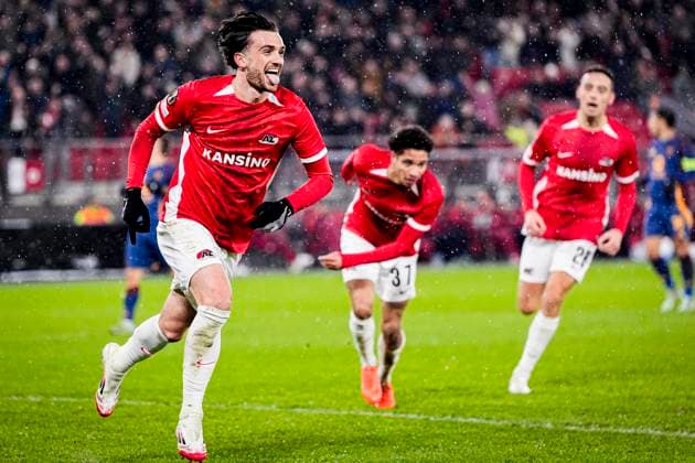 2025-01-23 AZ v AS Roma - UEFA Europa League 2024 25 League Phase MD7 ALKMAAR, NETHERLANDS - JANUARY 23: Troy Parrot of AZ celebrates after scoring his teams first goal during the UEFA Europa League 2024 25 League Phase MD7 match between AZ and AS Roma at AFAS Stadion on January 23, 2025 in Alkmaar, Netherlands. Alkmaar AFAS Stadion Netherlands Content not available for redistribution in The Netherlands directly or indirectly through any third parties. Copyright: xEdxvanxdexPolx