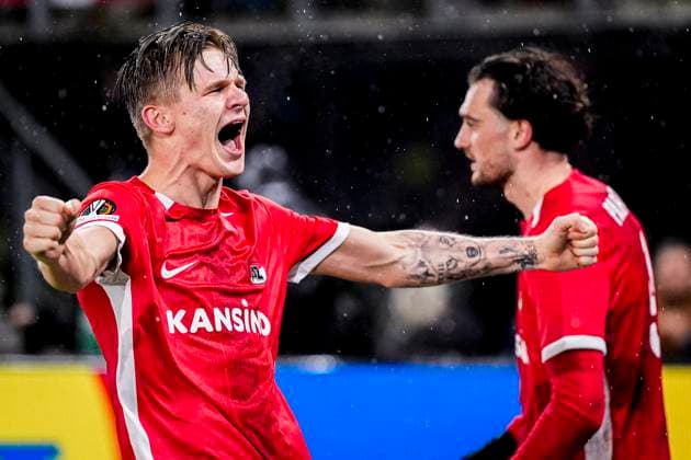 2025-01-23 AZ v AS Roma - UEFA Europa League 2024 25 League Phase MD7 ALKMAAR, NETHERLANDS - JANUARY 23: David Moller Wolfe of AZ celebrates his teams first goal during the UEFA Europa League 2024 25 League Phase MD7 match between AZ and AS Roma at AFAS Stadion on January 23, 2025 in Alkmaar, Netherlands. Alkmaar AFAS Stadion Netherlands Content not available for redistribution in The Netherlands directly or indirectly through any third parties. Copyright: xEdxvanxdexPolx
