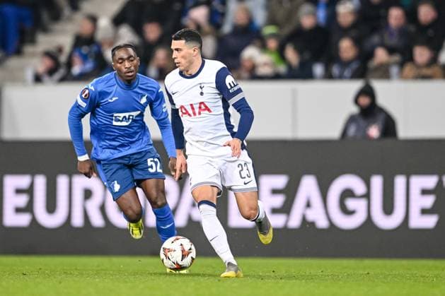 David Mokwa (TSG 1899 Hoffenheim) und Pedro Porro (Tottenham Hotspur) battle for the ball during the UEFA Europa League 2024 25 League Phase MD7 match between TSG 1899 Hoffenheim v Tottenham Hotspur at PreZero Arena on January 23, 2025 in Hoffenheim, Germany. (Photo by Harry Langer DeFodi Images) Defodi-541_TSGTOT20250123_67