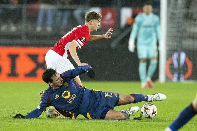 ALKMAAR - (l-r) Mats Hummels of AS Roma, Sven Mijnans of AZ Alkmaar during the UEFA Europa League match between AZ Alkmaar and AS Roma at AFAS stadium on Jan. 23, 2025 in Alkmaar, Netherlands. ANP KOEN VAN WEEL UEFA Europa League 2024 25 League Phase MD7 2024 25 xVIxANPxSportx xxANPxIVx 518165710 originalFilename: 518165710.jpg