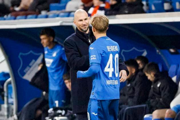 Christian Ilzer (TSG Hoffenheim Trainer) und Hennes Behrens (TSG Hoffenheim, 40) im Dialog , Fussball, UEFA Europa League, 7. Spieltag, 2024 2025, TSG Hoffenheim vs. Tottenham Hotspur, 23.01.2025, Rhein-Neckar-Arena, Sinsheim, Deutschland Sinsheim Rhein-Neckar-Arena Baden-Württemberg Deutschland Copyright: xGrantxHubbsx