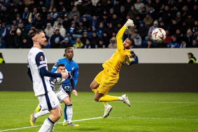 Tor fuer Hoffenheim 2:3 durch David Mokwa TSG 1899 Hoffenheim 52, Austin Brandon (Tottenham Hotspur 40) GER, TSG 1899 Hoffenheim vs Tottenham Hotspur, Fussball, UEFA Europa League, 7. Spieltag, Saison 2024 2025, 23.01.2025 DFL REGULATIONS PROHIBIT ANY USE OF PHOTOGRAPHS AS IMAGE SEQUENCES AND OR QUASI-VIDEO GER, TSG 1899 Hoffenheim vs Tottenham Hotspur, Fussball, UEFA Europa League, 7. Spieltag, Saison 2024 2025, 23.01.2025 Sinsheim Copyright: xEibner-Pressefoto RogerxBuerkex EP_RBE
