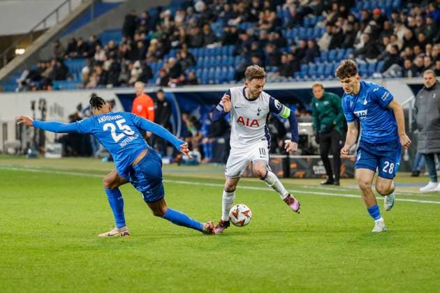Kevin Akpoguma (TSG Hoffenheim, 25), James Maddison (Tottenham Hotspur, 10) und Florian Micheler (TSG Hoffenheim, 28) im Kampf um den Ball , Fussball, UEFA Europa League, 7. Spieltag, 2024 2025, TSG Hoffenheim vs. Tottenham Hotspur, 23.01.2025, Rhein-Neckar-Arena, Sinsheim, Deutschland Sinsheim Rhein-Neckar-Arena Baden-Württemberg Deutschland Copyright: xGrantxHubbsx
