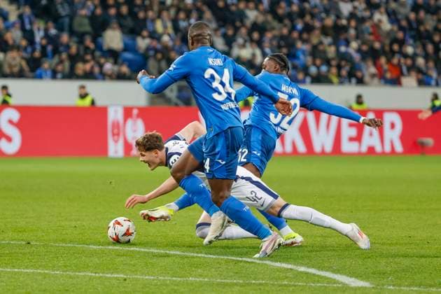 Stanley Nsoki (TSG Hoffenheim, 34), William Lankshear (Tottenham Hotspur, 42) und David Mokwa (TSG Hoffenheim, 52) im Kampf um den Ball , Fussball, UEFA Europa League, 7. Spieltag, 2024 2025, TSG Hoffenheim vs. Tottenham Hotspur, 23.01.2025, Rhein-Neckar-Arena, Sinsheim, Deutschland Sinsheim Rhein-Neckar-Arena Baden-Württemberg Deutschland Copyright: xGrantxHubbsx