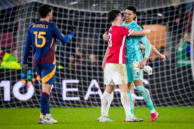 2025-01-23 AZ v AS Roma - UEFA Europa League 2024 25 League Phase MD7 ALKMAAR, NETHERLANDS - JANUARY 23: Wouter Goes of AZ and Goalkeeper Rome-Jayden Owusu-Oduro of AZ celebrates their sides win after the UEFA Europa League 2024 25 League Phase MD7 match between AZ and AS Roma at AFAS Stadion on January 23, 2025 in Alkmaar, Netherlands. Alkmaar AFAS Stadion Netherlands Content not available for redistribution in The Netherlands directly or indirectly through any third parties. Copyright: xEdxvanxdexPolx