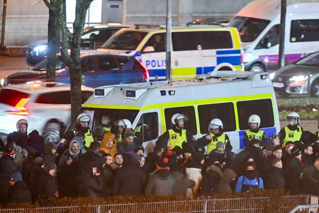 BORAS, SVERIGE 20250123 Polis och Nice-supportrar utanför arenan inför torsdagens grundseriematch i Uefa Europa League i fotboll mellan IF Elfsborg och OGC Nice pa Boras arena. BORAS SVERIGE x9200x