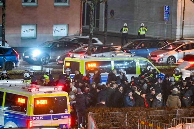 BORAS, SVERIGE 20250123 Polis och Nice-supportrar utanför arenan inför torsdagens grundseriematch i Uefa Europa League i fotboll mellan IF Elfsborg och OGC Nice pa Boras arena. BORAS SVERIGE x9200x