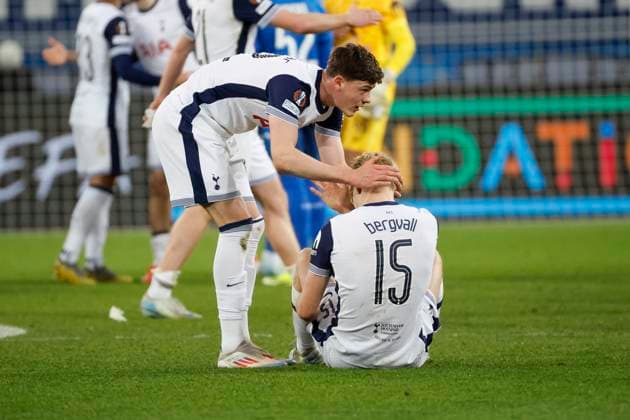 William Lankshear (Tottenham Hotspur, 42) und Lucas Bergvall (Tottenham Hotspur, 15) nach dem Spiel , Fussball, UEFA Europa League, 7. Spieltag, 2024 2025, TSG Hoffenheim vs. Tottenham Hotspur, 23.01.2025, Rhein-Neckar-Arena, Sinsheim, Deutschland Sinsheim Rhein-Neckar-Arena Baden-Württemberg Deutschland Copyright: xGrantxHubbsx