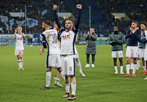 Sport Bilder des Tages 23.01.2025, xmohx, Fussball UEFA Europa League, TSG 1899 Hoffenheim - Tottenham Hotspur emspor, v.l. James Maddison (Tottenham) bejubelt den Sieg (DFL DFB REGULATIONS PROHIBIT ANY USE OF PHOTOGRAPHS as IMAGE SEQUENCES and or QUASI-VIDEO) Sinsheim