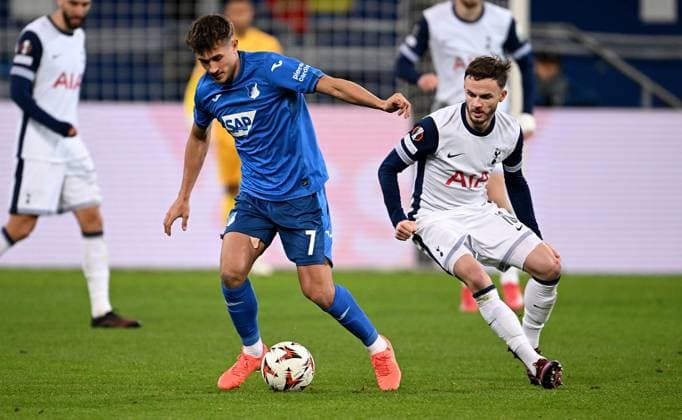FUSSBALL EUROPA LEAGUE SAISON 2024 2025 Vorrunde 7. Spieltag TSG 1899 Hoffenheim - Tottenham Hotspur 23.01.2025 Tom Bischof (li, TSG 1899 Hoffenheim) gegen James Maddison (re, Tottenham Hotspur)
