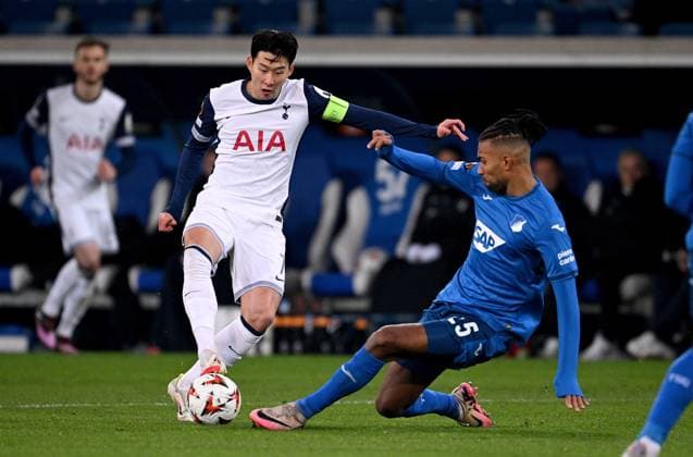 FUSSBALL EUROPA LEAGUE SAISON 2024 2025 Vorrunde 7. Spieltag TSG 1899 Hoffenheim - Tottenham Hotspur 23.01.2025 Heung-Min Son (li, Tottenham Hotspur) gegen Kevin Akpoguma (re, TSG 1899 Hoffenheim)