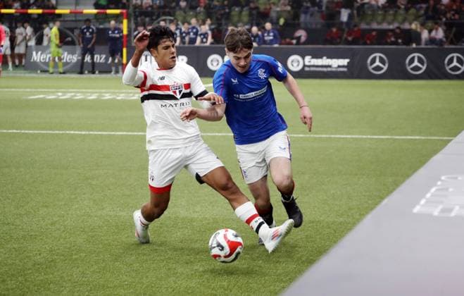 12.01.25 Mercedes-Benz JuniorCup 2025 Deutschland, Sindelfingen, 12.01.2025, Fussball, Junioren, Mercedes-Benz JuniorCup 2025: v.l. Nicolas Bosshardt (FC Sao Paulo), Findlay Curtis (Glasgow Rangers). *** 12 01 25 Mercedes Benz JuniorCup 2025 Germany, Sindelfingen, 12 01 2025, Football, Juniors, Mercedes Benz JuniorCup 2025 f l Nicolas Bosshardt FC Sao Paulo , Findlay Curtis Glasgow Rangers