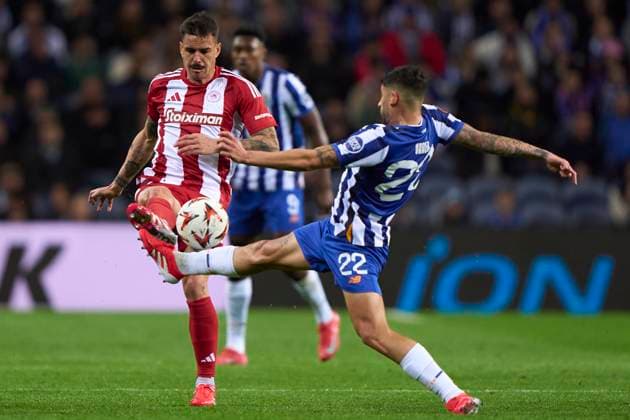 FC Porto v Olympiacos El Pireo - UEFA Europa League 2024 25 League Phase MD7 Alan Varela of FC Porto competes for the ball with Dani Garcia of Olympiacos El Pireo during the UEFA Europa League match between FC Porto and Olympiacos El Pireo at Estadio Do Dragao in Porto, Portugal, on January 23, 2025. Porto, Portugal Portugal  Copyright: xJosexManuelxAlvarezxReyx originalFilename:alvarezrey-notitle250123_npYxl.jpg