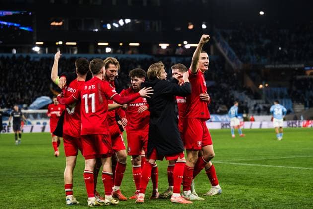 250123 Players of of Twente celebrate after the UEFA Europa League football match between Malmö FF and Twente on January 23, 2025 in Malmö. Photo: Christoffer Borg Mattisson BILDBYRAN COP 261 PA0962 fotboll football soccer fotball uefa europa league europa league malmö ff twente bbeng jubel Copyright: CHRISTOFFERxBORGxMATTISSON BB250123CB053