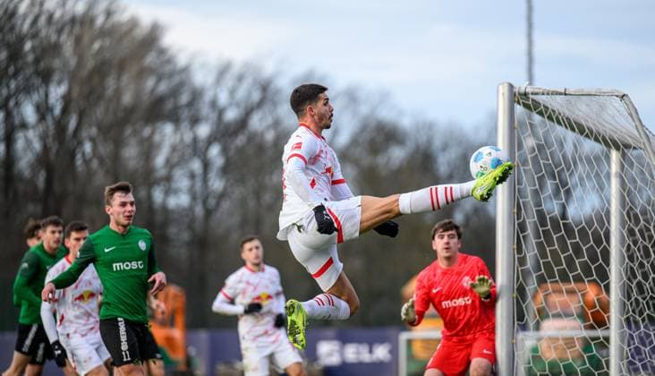 Leipzigs Andre Silva mit Mosts Torwart Michal Patka und Ondrej Novicky. Fussball Testspiel RB Leipzig - FK Banik Most-Sous 06. Januar 2025: Leipzig, Red Bull Akademie. Testspiel RB Leipzig - FK Banik Most-Sous