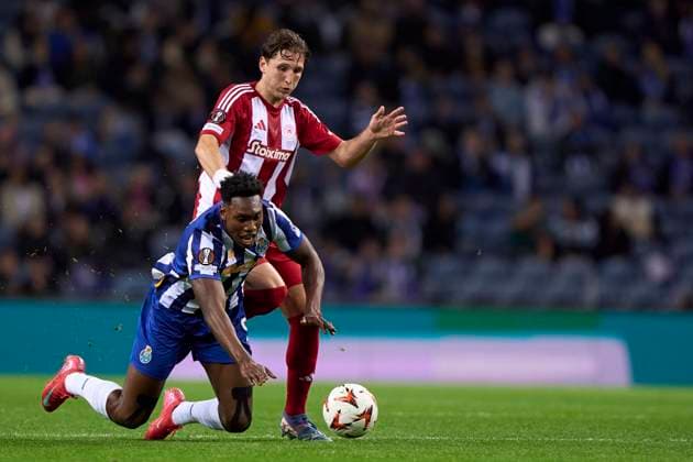 FC Porto v Olympiacos El Pireo - UEFA Europa League 2024 25 League Phase MD7 Panagiotis Retsos of Olympiacos El Pireo competes for the ball with Samu Aghehowa of FC Porto during the UEFA Europa League match between FC Porto and Olympiacos El Pireo at Estadio Do Dragao in Porto, Portugal, on January 23, 2025. Porto, Portugal Portugal  Copyright: xJosexManuelxAlvarezxReyx originalFilename:alvarezrey-notitle250123_npya2.jpg