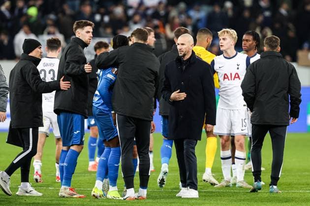 Endstand 2:3, Tottenham besiegt TSG Hoffenheim. Enttaeuschte Hoffenheimer Christian Ilzer (TSG 1899 Hoffenheim, Cheftrainer) bedankt sich bei seinem Team GER, TSG 1899 Hoffenheim vs Tottenham Hotspur, Fussball, UEFA Europa League, 7. Spieltag, Saison 2024 2025, 23.01.2025 DFL REGULATIONS PROHIBIT ANY USE OF PHOTOGRAPHS AS IMAGE SEQUENCES AND OR QUASI-VIDEO GER, TSG 1899 Hoffenheim vs Tottenham Hotspur, Fussball, UEFA Europa League, 7. Spieltag, Saison 2024 2025, 23.01.2025 Sinsheim Copyright: xEibner-Pressefoto RogerxBuerkex EP_RBE