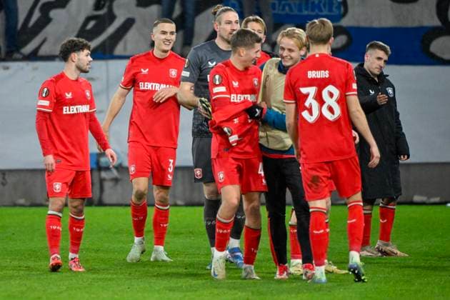 MALMÖ, SVERIGE 20250123 Twente-spelarna, bland annat svenske Gustaf Lagerbielke ( 3), firar segern över Malmö FF i torsdagens grundseriematch i Uefa Europa League i fotboll mellan Malmö FF och FC Twente pa Eleda stadion i Malmö. MALMÖ SVERIGE x50090x