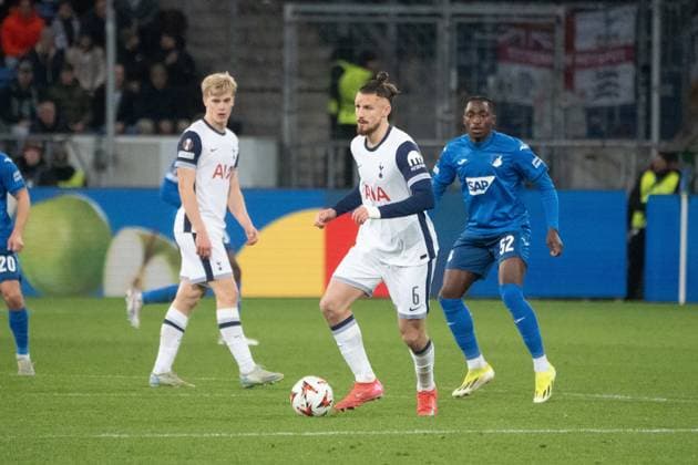 23.01.2025, xhfmx, Fussball UEFA Europa League, TSG 1899 Hoffenheim - Tottenham Hotspur emspor, v.l. Radu Dragusin (Tottenham Hotspurs) behauptet den Ball gegen David Mokwa (TSG 1899 Hoffenheim) (DFL DFB REGULATIONS PROHIBIT ANY USE OF PHOTOGRAPHS as IMAGE SEQUENCES and or QUASI-VIDEO) Sinsheim
