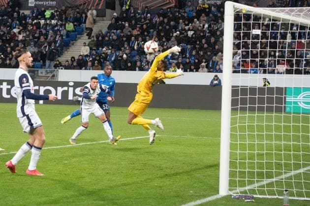 23.01.2025, xhfmx, Fussball UEFA Europa League, TSG 1899 Hoffenheim - Tottenham Hotspur emspor, David Mokwa (TSG 1899 Hoffenheim) erzielt per Kopf kurz vor Schluss das 2:3. und lässt Brandon Austin (Tottenham Hotspurs) keine Abwehrchance. (DFL DFB REGULATIONS PROHIBIT ANY USE OF PHOTOGRAPHS as IMAGE SEQUENCES and or QUASI-VIDEO) Sinsheim