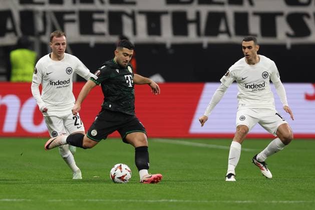 23.01.2025, xovx, Fußball UEFA Europa League, Eintracht Frankfurt - Ferencvaros Budapest v.l. Mario Götze Goetze (Eintracht Frankfurt) Mohammed Abu Fani (Ferencvarosi TC Budapest) Zweikampf, Aktion, action, battle for the ball Ellyes Skhiri (Eintracht Frankfurt) (DFL DFB REGULATIONS PROHIBIT ANY USE OF PHOTOGRAPHS as IMAGE SEQUENCES and or QUASI-VIDEO) Frankfurt am Main