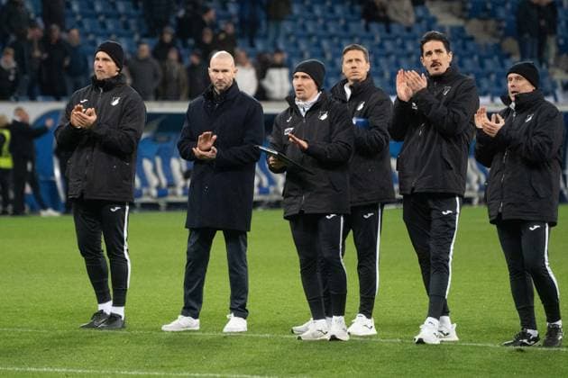 23.01.2025, xhfmx, Fussball UEFA Europa League, TSG 1899 Hoffenheim - Tottenham Hotspur emspor, Christian Ilzer (Trainer TSG 1899 Hoffenheim) und sein Trainerteam nach dem Spiel vor der Kurve der Hoffenheim Fans. (DFL DFB REGULATIONS PROHIBIT ANY USE OF PHOTOGRAPHS as IMAGE SEQUENCES and or QUASI-VIDEO) Sinsheim