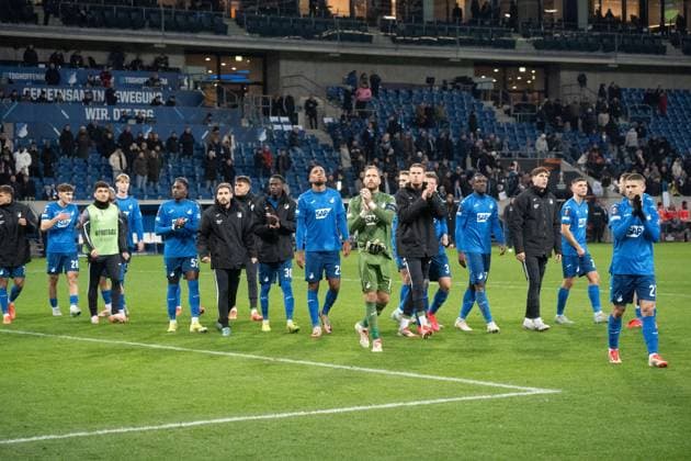 23.01.2025, xhfmx, Fussball UEFA Europa League, TSG 1899 Hoffenheim - Tottenham Hotspur emspor, Die TSG Hoffenheim bedankt sich auf der Ehrenrunde bei Ihren Fans. (DFL DFB REGULATIONS PROHIBIT ANY USE OF PHOTOGRAPHS as IMAGE SEQUENCES and or QUASI-VIDEO) Sinsheim