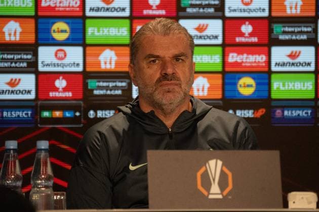 23.01.2025, xhfmx, Fussball UEFA Europa League, TSG 1899 Hoffenheim - Tottenham Hotspur emspor, Ange Postecoglou (Trainer Tottenham Hotspurs) nach dem Spiel auf der Pressekonferenz. (DFL DFB REGULATIONS PROHIBIT ANY USE OF PHOTOGRAPHS as IMAGE SEQUENCES and or QUASI-VIDEO) Sinsheim
