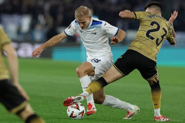 UEFA Europa League phase match day 7 SS Lazio vs Real Sociedad Lazio™s Danish midfielder Gustav Isaksen challenges for the ball with Real Sociedad s Spanish midfielder Brais Mendez during UEFA Europa League phase match day 7 match between SS Lazio vs Real Sociedad at Olimpico stadium on January 23, 2025 in Rome, Italy. ABPH4521 Copyright: xAntonioxBalascox