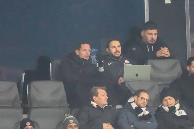Der gesperrte Trainer Dino Toppmöller (Eintracht Frankfurt) in der Loge mit der Videoanalyse - Frankfurt 23.01.2025: Eintracht Frankfurt vs. Ferencvaros Budapest, Deutsche Bank Park, Europa League, 7. Spieltag