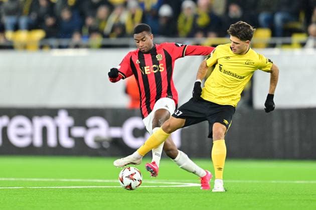BORAS, SVERIGE 20250123 Nice s Youssoufa Moukoko against Elfsborg s Besfort Zeneli under torsdagens grundseriematch i Uefa Europa League i fotboll mellan IF Elfsborg och OGC Nice pa Boras arena. BORAS SVERIGE x9200x