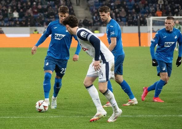 23.01.2025, xhfmx, Fussball UEFA Europa League, TSG 1899 Hoffenheim - Tottenham Hotspur emspor, v.l. Adam Hlozek (TSG 1899 Hoffenheim) schließt an der Strafraumgrenze ab, wird aber von Archie Gray (Tottenham Hotspurs) geblockt. (DFL DFB REGULATIONS PROHIBIT ANY USE OF PHOTOGRAPHS as IMAGE SEQUENCES and or QUASI-VIDEO) Sinsheim